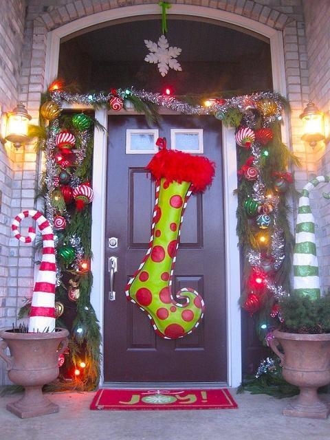 A Quick Guide to Decorating Your Door At Christmas!